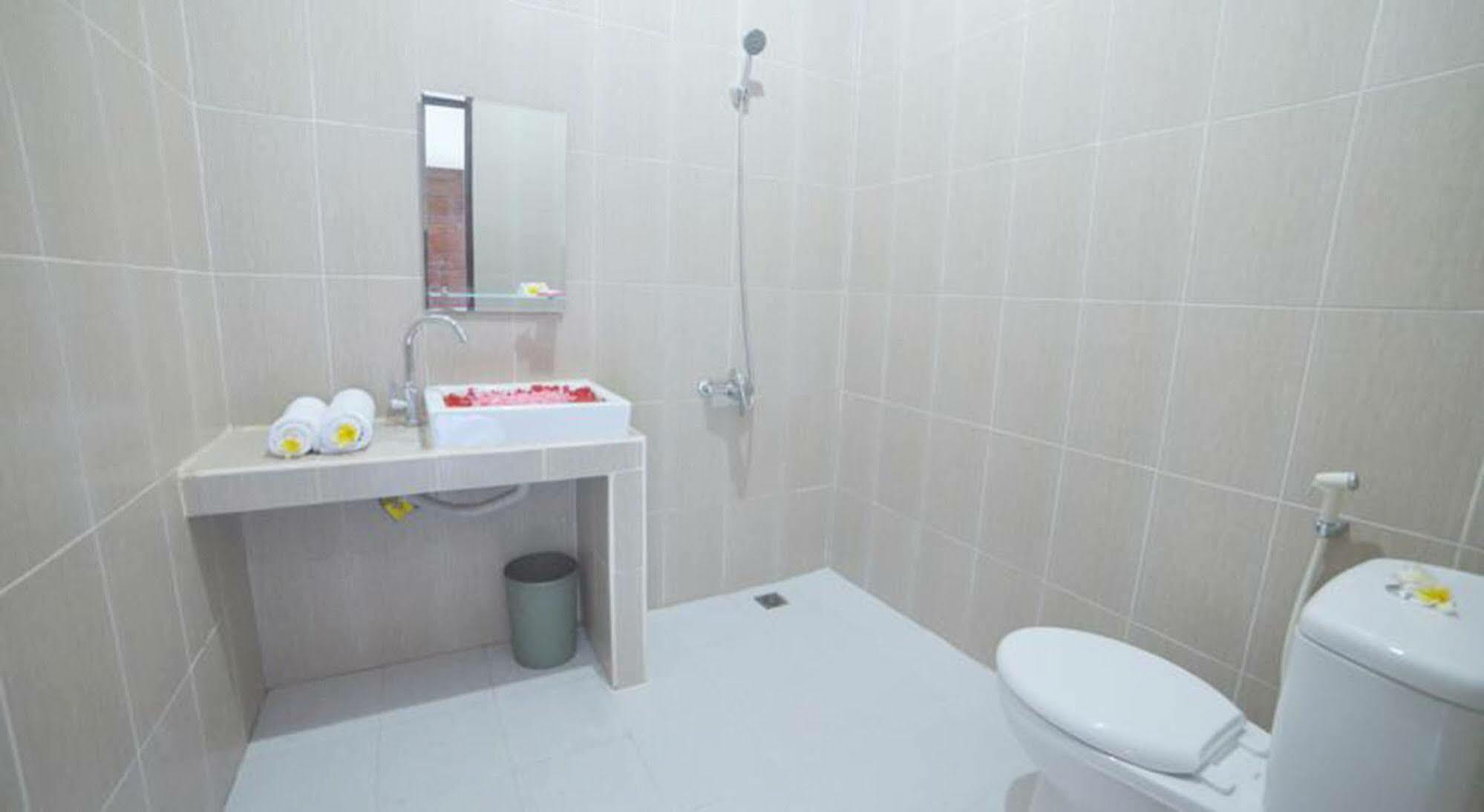 Ratu Guest House Kuta Selatan Ngoại thất bức ảnh