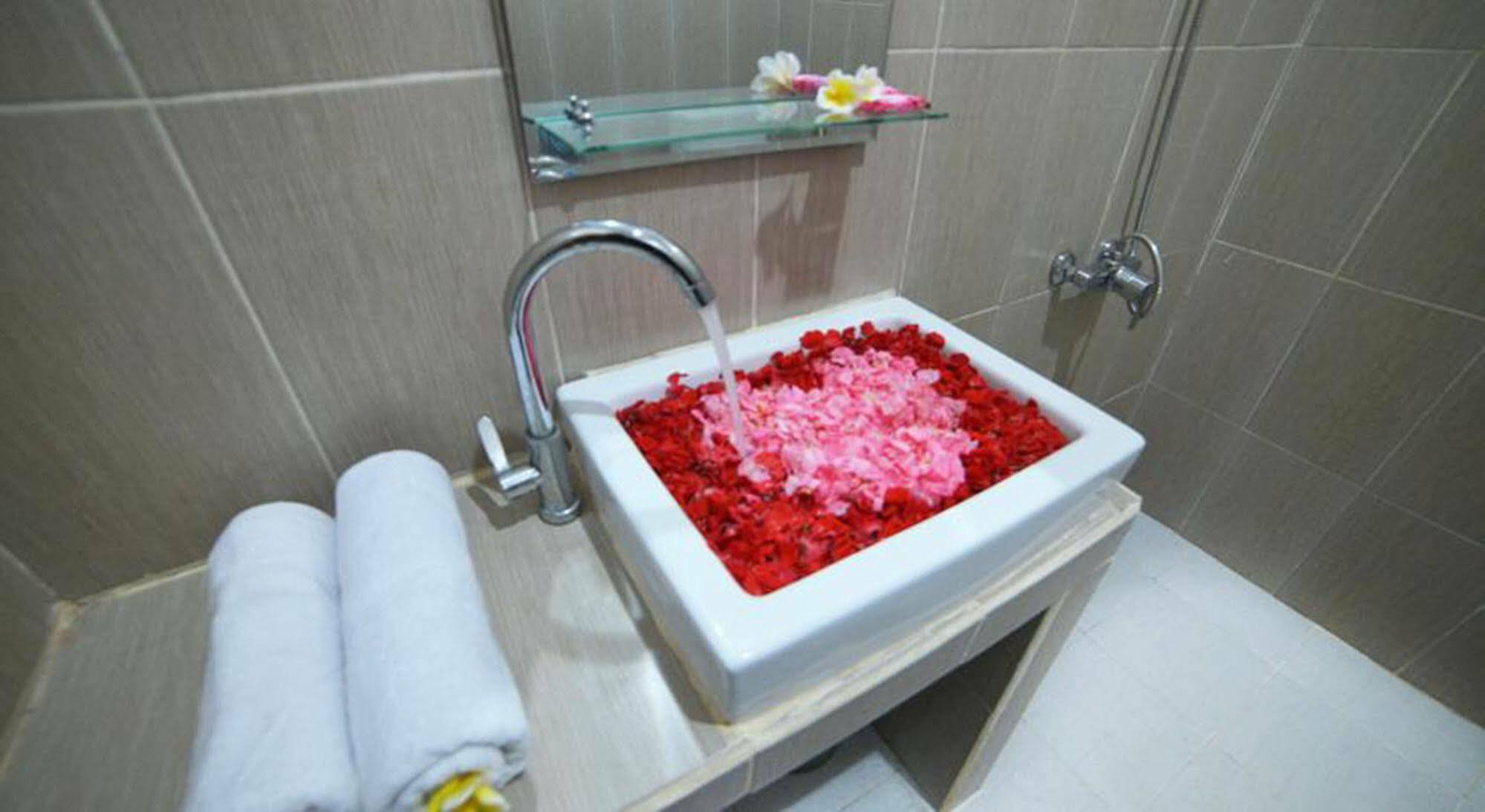 Ratu Guest House Kuta Selatan Ngoại thất bức ảnh