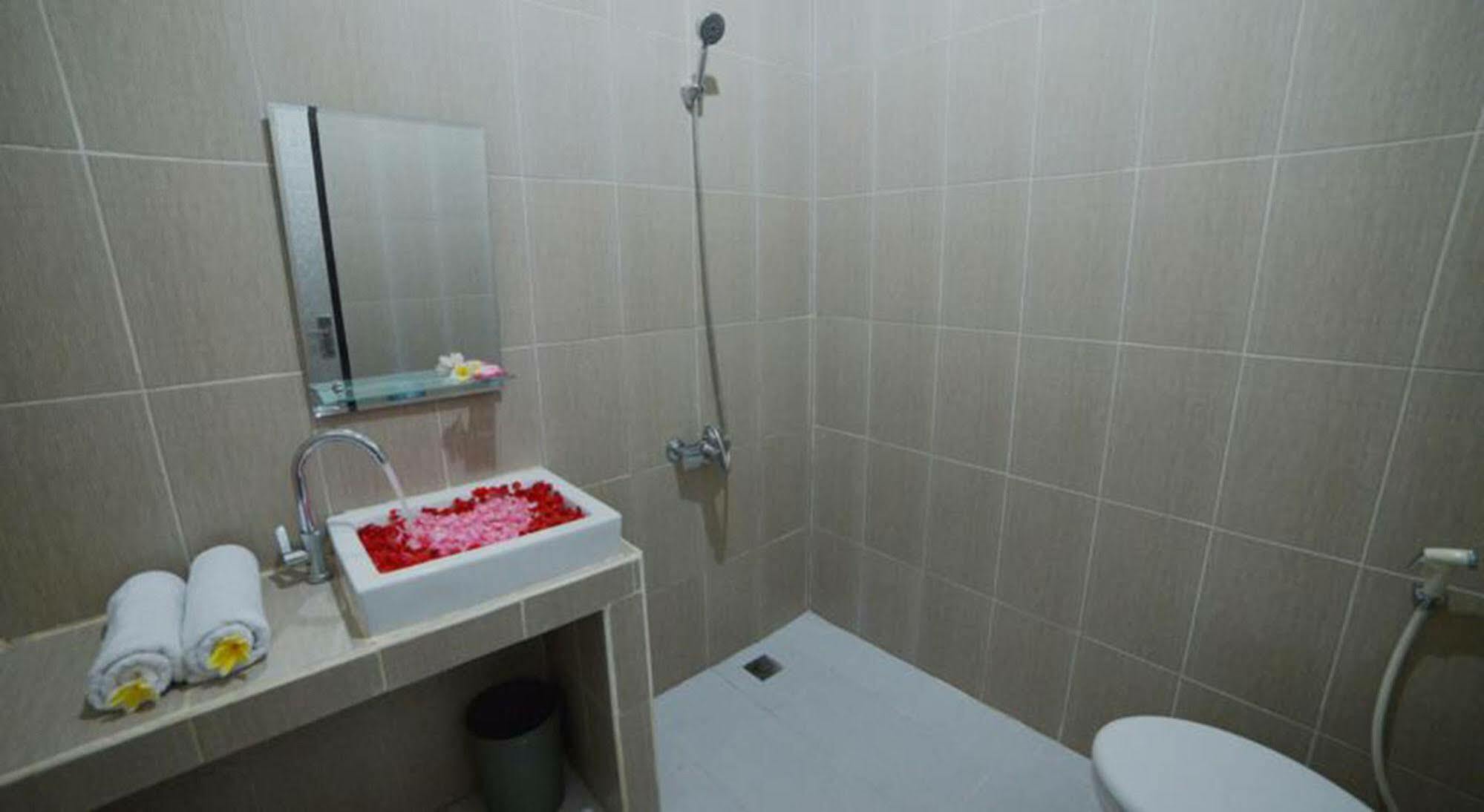 Ratu Guest House Kuta Selatan Ngoại thất bức ảnh