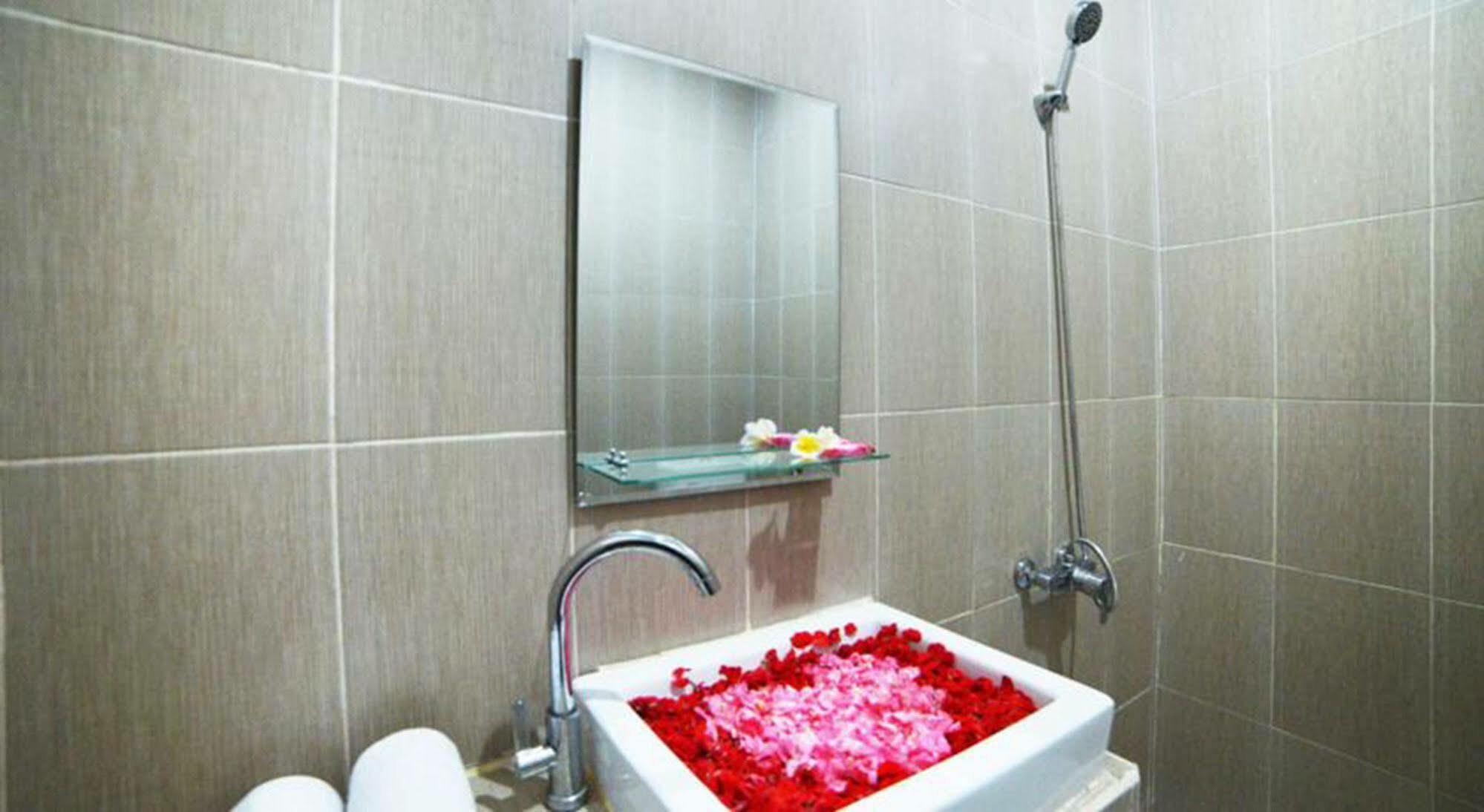 Ratu Guest House Kuta Selatan Ngoại thất bức ảnh